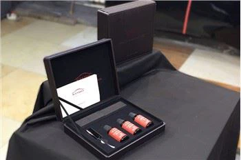 Maintenance method of white car paint surface